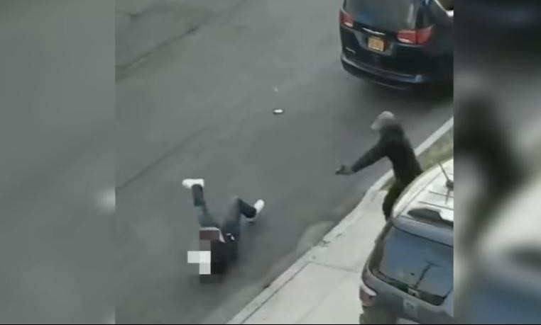 (UZNEMIRUJUĆI VIDEO) Mafijaški obračun u Njujorku snimile kamere!